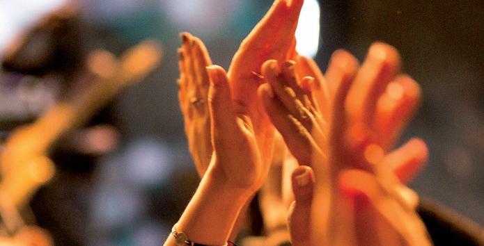 Klatschende Hände beim Konzert