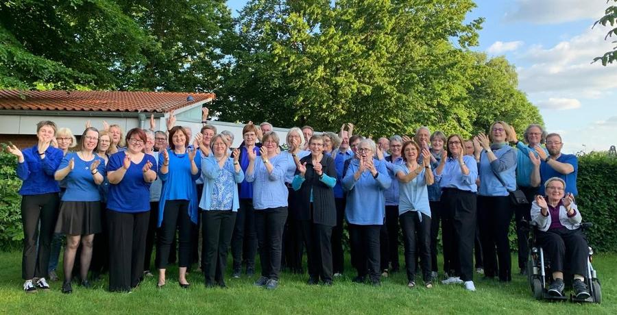 Gruppenbild Gospelchor draußen auf der Wiese