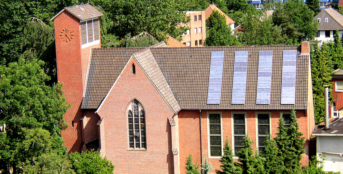 Kirche in Seitenansicht, Solarpaneele auf dem Dach