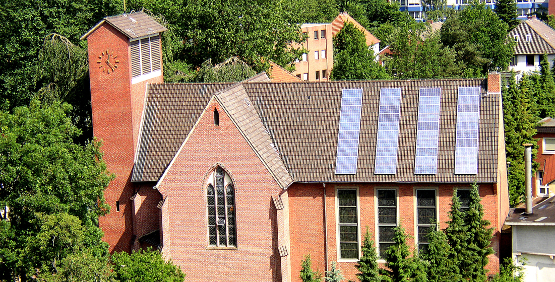 Seitenansicht Kirche mit Solarpaneelen